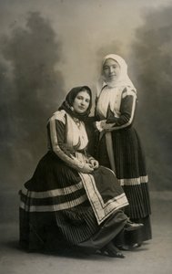 民族衣装を着た2人の女性（イタリア、サルデーニャ島、フォンニ、1915年頃 作： イタリアの写真家