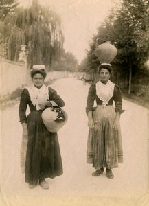 テラコッタの壺を持つ2人の若い女性（イタリア、アブルッツォ州ロッカラソ、1905年頃 作： イタリアの写真家