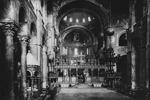 ベニス、サンマルコ教会、内部（モノクロ写真 作： Italian Photographer