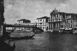 ベネチア、イエズス会教会と鉄道駅（モノクロ写真 作： Italian Photographer