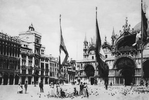 ベネチア、時計台とサンマルコ教会（モノクロ写真 作： Italian Photographer