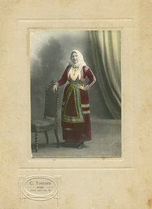 民族衣装を着た女性、イタリア、サルデーニャ島、カミッロ・トンカー撮影、ローマ、1910年頃 作： Italian Photographer