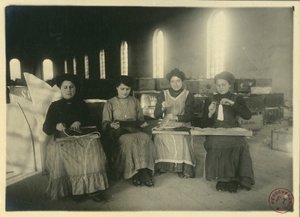 パスマンタリー工房で働く女性たち、イタリア、F・トレンビーニ撮影 作： Italian Photographer