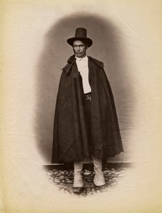 マントと帽子を身につけた若い男性（イタリア・ロンバルディア州パレ） 写真提供：Premiata Fotografia Taramelli, Bergamo