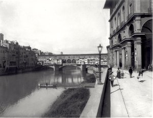 ヴェッキオ橋とウフィツィ美術館の正面 作： Italian Photographer Italian Photographer