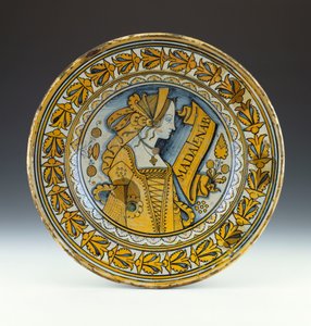 若い女性の横顔が描かれ、「Madalena B」と刻まれた青と金のラスター彩の肖像皿、1525年頃（ラスター彩陶器 作： Italian School