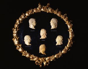 Octavius、Galbin、Titus、Claudius、Julius、Neroの名前が付けられたローマ皇帝の6つのイタリアのシエナ大理石のレリーフプロファイルバストのセット 作： Italian School