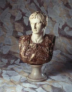 シーザーアウグストゥスのイタリアの彫刻が施された彫像と角礫大理石の胸像 作： Italian School