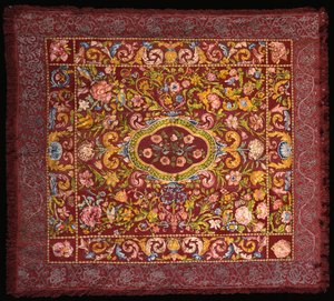 鮮やかな色のシルクで刺繍されたイタリア製のテーブルカーペット。中央にバラのメダリオンが咲き、ユリと大きな花のフィールドの中にあります。 作： Italian School