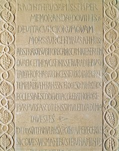 中世の考古学（Middle Ages）。ロンバルディアの蛮族芸術：女王ラグネトルーデ（ラギンスルーダ）の墓碑は740～750年のもの。ロンバルディアの美術パヴィア、市民博物館、考古学セクション（Pavia, Musei Civici, Sezione Archeologia）。 作： Italian School