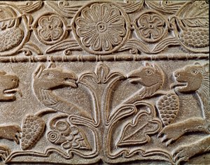 中世の考古学（Middle Ages）。ロンバルディアの蛮族芸術：敬虔なクニペルト王（688年から700年までの摂政）の愛人である王女テオドートのプルトゥス。)グリフィンが描かれたプレートの詳細、720年頃。ロンバルディア美術、大理石。パヴィア、M 作： Italian School