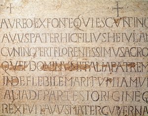中世の考古学（Middle Ages）。ロンバルディアの蛮族芸術：敬虔な者として知られるロンバルディア王クニペルト（クニペルト、678～700年）の墓碑。ロンバルディアの芸術。Pavia, Civic Museum, Archaeological Section (Pavia, Musei Civici, Sezione Archeologia). 作： Italian School