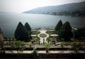 イタリア・マジョーレ湖畔のイゾラ・ベッラにある1632年製のバロック様式のヴィタリアーノ・イ・ボロメオ宮殿 作： Italian School