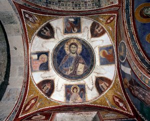 祝福を与えるキリストが伝道者のシンボルを囲む13世紀イタリア派のフレスコ画。アナニのカテドラーレの地下室の第15保管室。イタリア