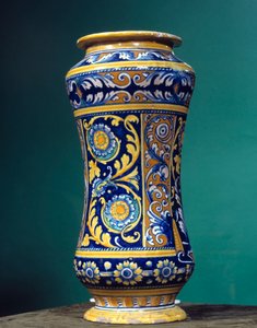 円筒形花瓶 アルバレロ（薬局） マジョリック（マイオリカ）製 青とオレンジイエローの背景が交互に描かれています。1540-1550