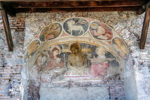 アーチ上の聖母マリア、聖ヨハネ、福音書記者のシンボルとアグヌス・デイの間でのキリストの降架