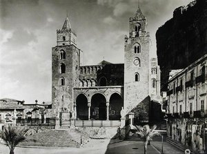 シチリア王ロジャー2世（d.1154）が1131年に建設したドゥオモの外観（モノクロ写真 作： Italian School