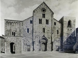 聖ニコラの遺物を納めるために1087年に設立されたバジリカのファサード（モノクロ写真）
