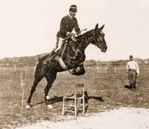 椅子からジャンプするフェデリコ・カプリリ (白黒写真)