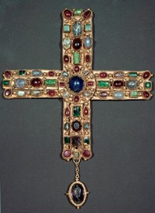 ロンバード美術ベレンガリオ（ベレンゲル）（850-924）の黄金の十字架と貴石 イタリアの王であり、神聖帝国の皇帝。9世紀 モンツァ、カテドラル博物館 - ロンバルディア美術：イタリア王ベレンガリオ（ベレンゲル）（850-924）の黄金と貴石の十字架
