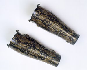 アルブレヒト大公の武器庫からのすね当てのペア（1559-1621）オランダの知事、c.1598（鉄と銀と金）