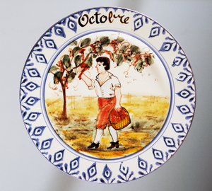 月を描いた皿、10月、土器、ノーヴェ・ディ・バッサーノ製造、ヴェネト州、イタリア、20世紀。 作： Italian School