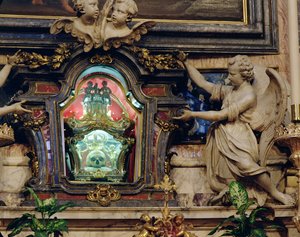 高い祭壇にある聖アロイシウスゴンザーガの頭蓋骨の遺物 作： Italian School