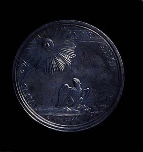 1698年に鋳造された、太陽を観察する鷲を描いたマンチュアのアンナ・イザベラの肖像メダルの裏面。刻印がある。VNVS AMOR（銀）（裏面は119199参照） 作： Italian School