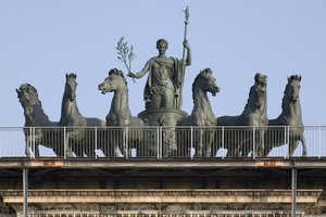 イタリア、ミラノ、平和のアーチの詳細、6頭立ての戦車 作： Italian School