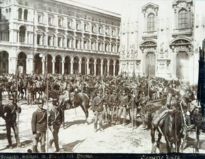 1898年5月6〜9日のミラノの暴動中に、大聖堂の前でババベカリス将軍の指揮下の兵士 作： Italian School