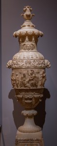 古典的な場面を描いた花瓶（ポリクセナの犠牲）1825年頃（アラバスタ 作： Italian School