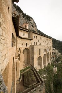 12世紀に建てられた聖ベネデット修道院（サクロ・スペコ）の眺め（イタリア、スビアコ（ローマ）にて 作： Italian School