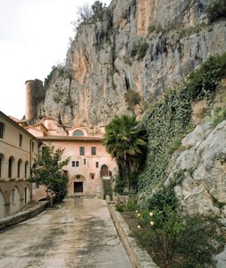 イタリア、スビアコ（ローマ）にある12世紀に建てられた聖ベネデット（サクロ・スペコ）修道院の「コルヴィ（カラス）」の中庭の眺め 作： Italian School