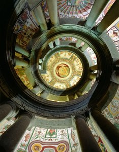 ヤコポヴィニョーラ（1505-73）とその後継者、1557-83によって設計された、天井に向かって見上げる石のらせん階段の眺め 作： Italian School