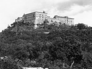 修道院の丘の修道院の外観の概観 作： Italian School Italian School
