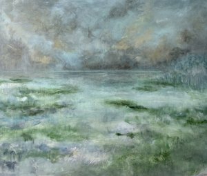 霧の立ち込める沼地の緑