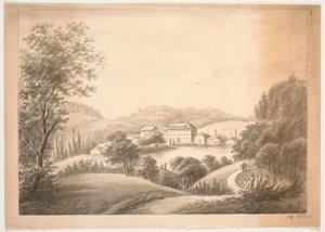 いくつかの近くの建物。 木や丘に囲まれた小川や湖のほとりにある本館と煙突のある小さな家屋 作： J.P. Møller