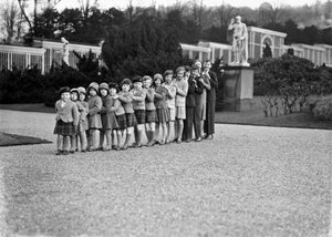 1930 年、ダービーシャー州チャッツワースの庭園にいる 16 人の孫のキャベンディッシュ一家 作： JR Board