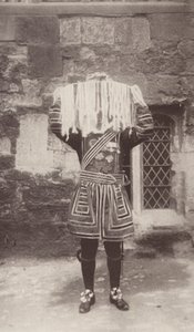 銀の皿を運ぶ衛兵とモーンディのお金が入った財布（モノクロ写真） 作： J. Benjamin Stone