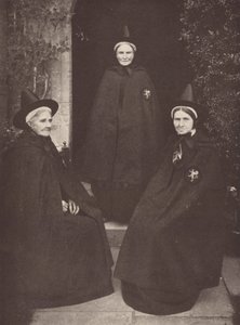 キャッスル・エーカーの托鉢女たちの興味深い衣装（モノクロ写真） 作： J. Benjamin Stone