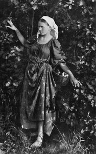 ロシアの農民の少女、1912 作： J. Daziaro