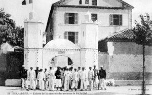 新兵の兵舎、フランス外人部隊、アルジェリアのシディベルアベス、1906年7月14日 作： J. Geiser