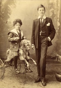 三輪車としてマウントされた彼の馬の少年、彼の兄、1880年代（アルブメンプリント） 作： J. H. Killick