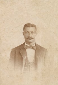 スーツ、ベスト、ネクタイを着用した男性の写真、1880 年代から 1900 年代。 作： J. W. Taylor