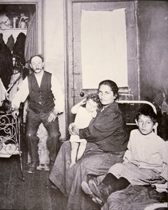 移民の家族（ニューヨーク市ローワーイーストサイド、1910年頃）（モノクロ写真 作： Jacob August Riis