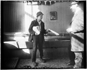 Duane Street Lodging Houseのトイレであると思われる様子で男に紙を渡す新聞配達の肖像画 作： Jacob August Riis