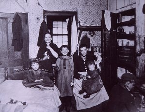 1905年頃、ニューヨークのスラム街の住居（モノクロ写真 作： Jacob August Riis