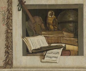 本、楽譜、ヴァイオリン、天球儀、フクロウのある静物 作： Jacob van Campen
