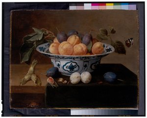 万里の皿に入ったアプリコットとプラムの静物。 作： Jacob van Hulsdonck