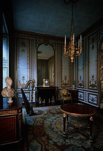 ジャック・フェルベルト（1704-71）による白と金のパネルで装飾された「王妃の内室」（写真